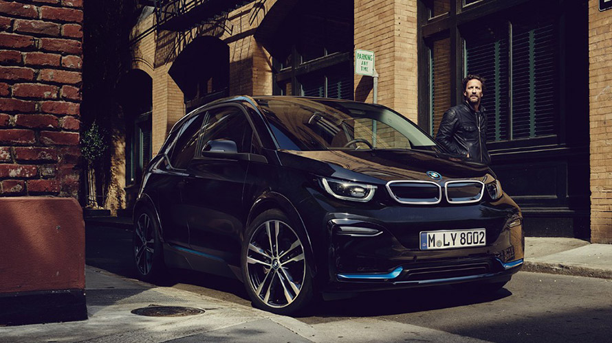 BMW i3 avec un homme dans la rue BMW i3 avec un homme dans la rue